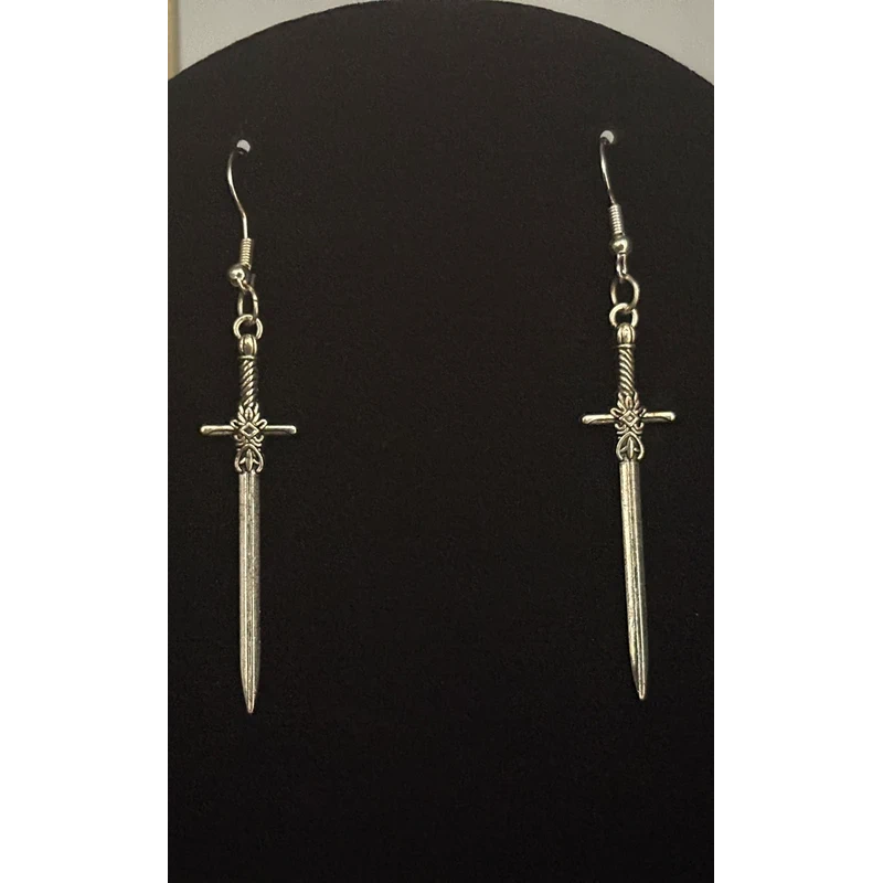 Boucle d’oreille épée