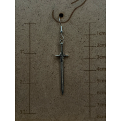 Boucle d’oreille épée